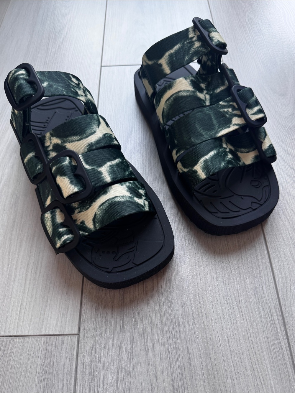 💯 % Authentic Burberry Slide Sandals